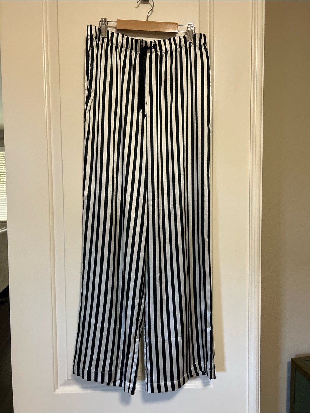 New!! 🥱💤🖤 Victoria's Secret Black & White Striped Satin Pajama Set 😴💤🖤 - Picture 4 of 15
